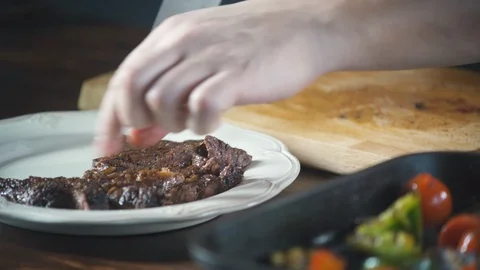 Chef serves a grill steak from beef meat fillet mignon a restaurant. Vidéo 124712772