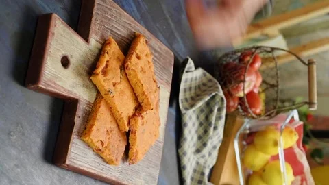 The chef serves slices of tomato bread on a wooden cutting board. 库存影片 333708380