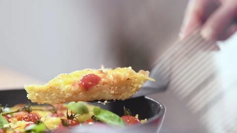 Chef serves spaghetti frittata with cherry tomatoes. Stock-Footage 151045975