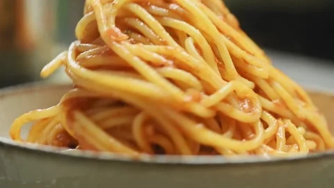 The chef serves the spaghetti in a plate. Video stock 202072660