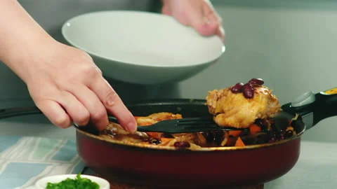 Chef serves stewn chicken Vídeo Stock 165597659