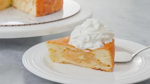 Chef serving an apple cake. Freshly baked fruit cake with whipped cream top.. Foto stock