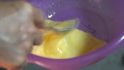 The chef shakes a fork in a bowl of egg mass for pancakes 库存影片 85951750