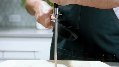Chef sharpens the knife slow motion Vidéo 219073962