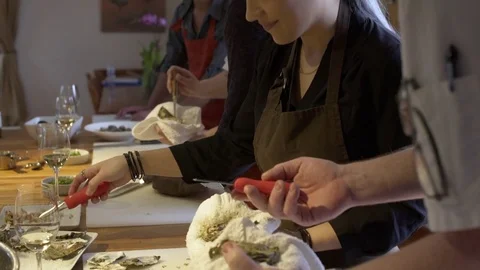 Chef showing a student how to open an oyster with a knife 動画素材 77081705