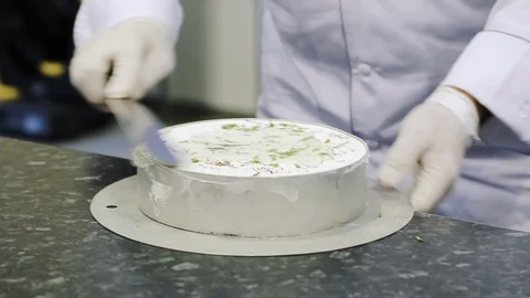 Chef shows how to decorate a cake. Bakery chef decorate cake with cream Vidéo 106550967