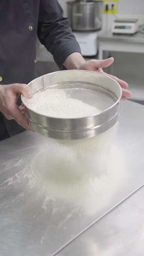 Chef Sifting Wheat Flour Through Metal Sieve for Dough (56 символів) Stock-Footage 341417536