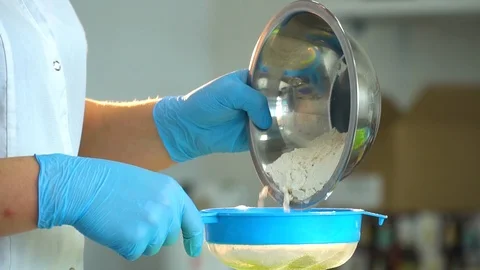 The chef sifts flour Vídeo Stock 85666738