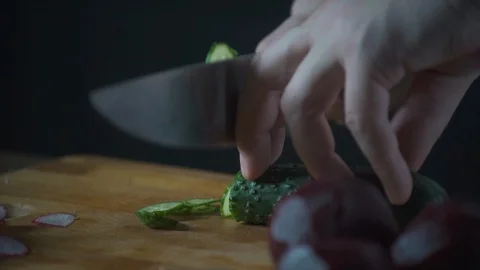 Chef slices cucumber on a cutting board in a restaurant. Prepare food. Vidéo 124756576
