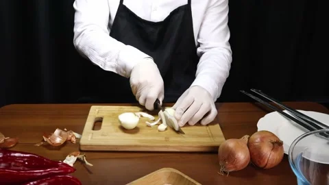 Chef slices onions 스톡 동영상 190612956