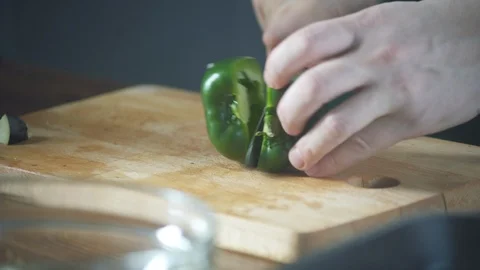 Chef slices vegetables on a cutting board in a restaurant. Vidéo 124749768