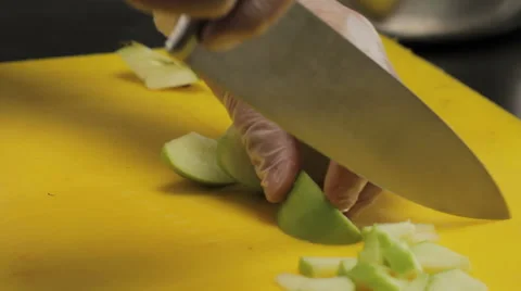 Chef slicing an apple finely, close up Vidéo 66076213