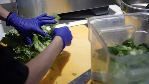 Chef Slicing a Cabbage Video stock 128927390