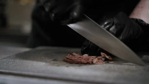 Chef Slicing Crispy Fried Bacon in Fast Food Kitchen 库存影片 307087291