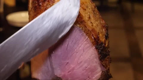 Chef Slicing Delicious Roasted Beef in Slow Motion Vídeos de archivo 332813123