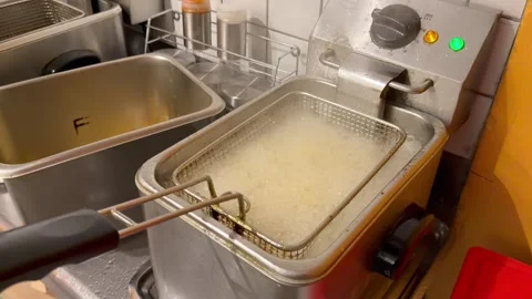 Chef slicing doner kebab meat at restaurant Видео 336232907
