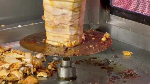 Chef slicing doner kebab meat at restaurant Видео 336232917