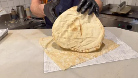 Chef slicing doner kebab meat at restaurant Vídeos de archivo 336232927