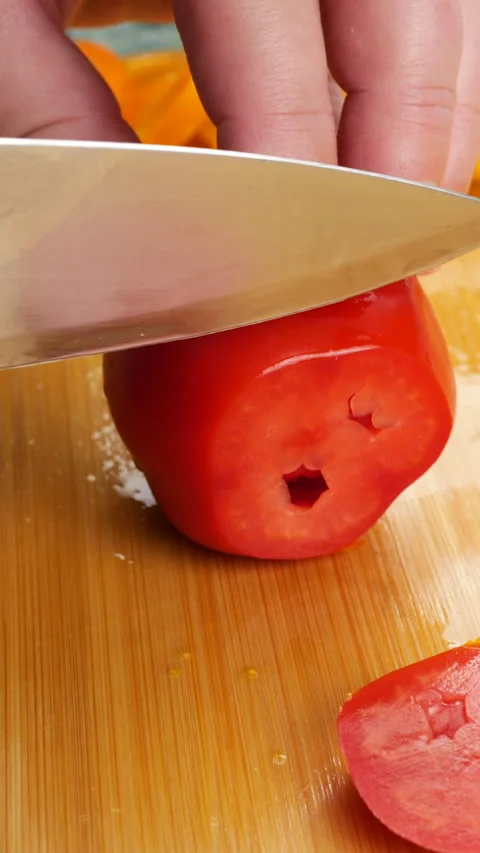 Chef slicing fresh ripe red and yellow tomatoes on a wooden cutting board. Vídeos de archivo 342280196