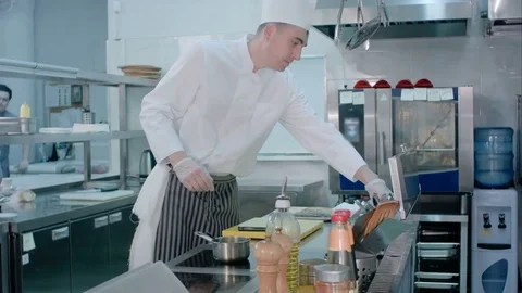 Chef slicing garlic on the cutting board with a knife and mixing it with salt Vídeos de archivo 72327287