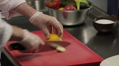 Chef slicing lemon, close up 库存影片 66061444