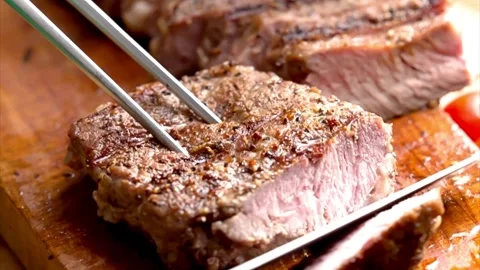 Chef slicing a perfectly cooked steak, highlighting the technique for smooth, 库存影片 336581552