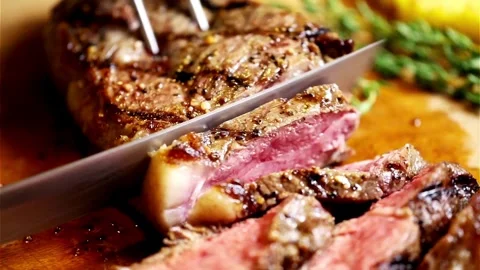 Chef slicing a perfectly cooked steak, highlighting the technique for smooth 库存影片 336581561