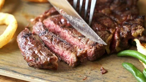 Chef slicing a perfectly cooked steak, highlighting the technique for smooth, 库存影片 336581566