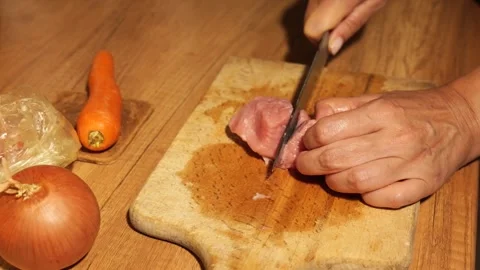 Chef slicing raw pork meat on wooden cutting board Vídeos de archivo 342805850