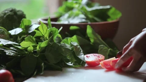 Chef Slicing Red Tomatoes on Cutting Board for Traditional Cooking Preparation Stockbeeldmateriaal 339555484