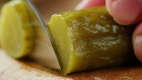 Chef slicing Salted pickles with knife from jar can, Cucumbers preservations Vidéo 258281405