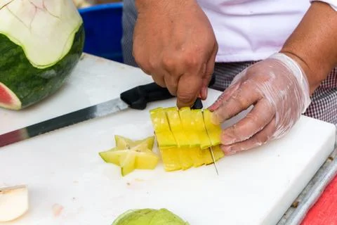 Chef slicing starfruit Foto stock