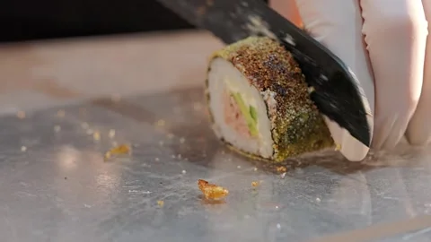 Chef slicing sushi roll with sharp knife Vidéo 289614507