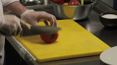 Chef slicing tomato coarsely, close up Vidéo 66074767