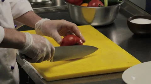 Chef slicing tomato finely, close up Vidéo 66074870