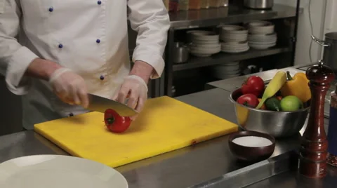 Chef slicing tomato, medium shot Vidéo 66074194