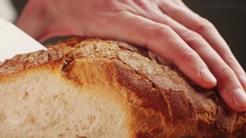 Chef slicing Whole grain bread close-up on the wooden cutting board. Man cutting 库存影片 232414744