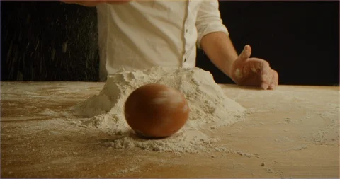 Chef spin egg on table before cracking it in flour Vidéo 126299456
