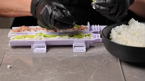Chef spreading rice on nori sheet using sushi machine Vidéo 289540630