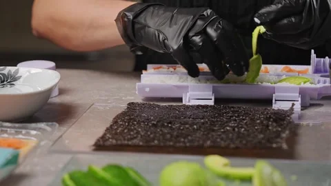 Chef spreading rice on nori sheet using sushi machine Vidéo 289540731