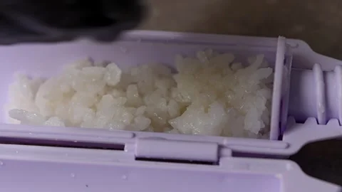 Chef spreading rice on nori sheet using sushi machine Vidéo 289613031