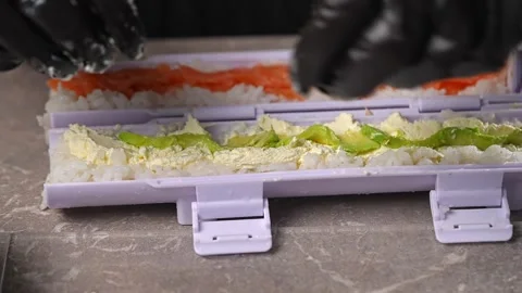 Chef spreading rice on nori sheet using sushi machine Vidéo 289613253