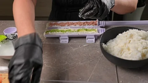 Chef spreading rice on nori sheet using sushi machine Vidéo 289613412
