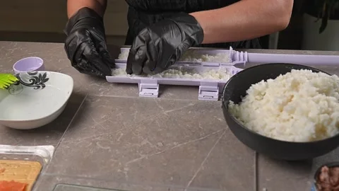 Chef spreading rice on nori sheet using sushi machine Vidéo 289613457
