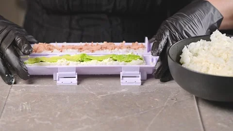 Chef spreading rice on nori sheet using sushi machine Vidéo 289613623