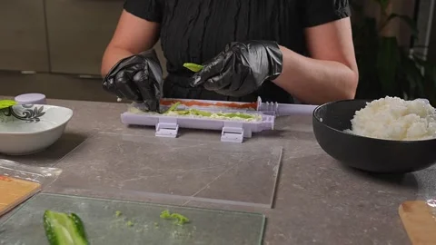 Chef spreading rice on nori sheet using sushi machine Vidéo 289613655