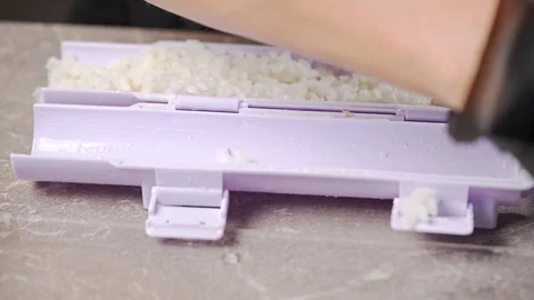Chef spreading rice on nori sheet using sushi machine Vidéo 289613668