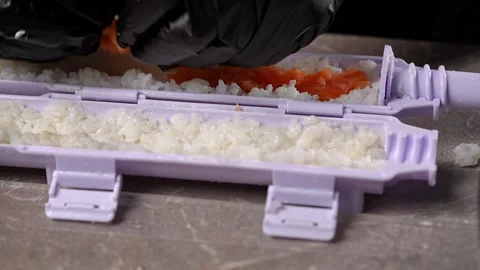 Chef spreading rice on nori sheet using sushi machine Vidéo 289613819
