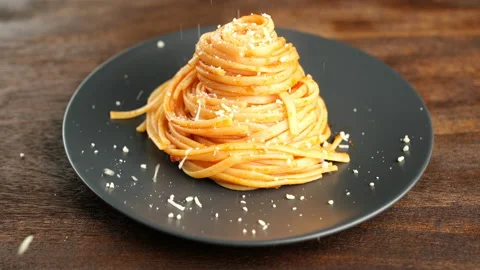 Chef sprinkle parmesan cheese on fresh pasta with tomato sauce Vídeos de archivo 237059567