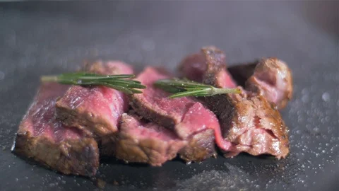 The chef sprinkles a fillet of salt with salt 動画素材 106924147